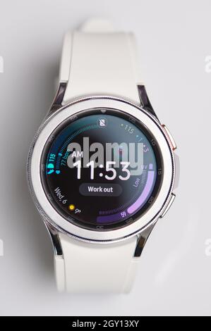 New york, USA - 6 2021. Oktober: Samsung Galaxy Watch Startbildschirm isoliert auf weißem Studiohintergrund Stockfoto