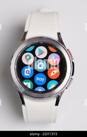 New york, USA - Oktober 6 2021: Viele Apps auf samsung Galaxy sehen isoliert auf weißem Studiohintergrund zu Stockfoto