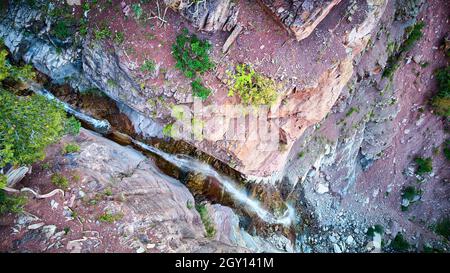 Hoher Wasserfall in der Schlucht, der von der Klippe aus ganz oben abfällt Stockfoto