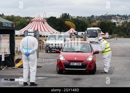 Prag, Tschechische Republik. Oktober 2021. Ein Wahlausschussmitglied mit persönlicher Schutzausrüstung (PPE) spricht mit einem Wähler im Wahllokal Drive-in.tschechische Wähler, die sich aufgrund der Covid-19-Krankheit in Quarantäne befinden, können in Wahllokalen Drive-in im Voraus abstimmen. Die Parlamentswahlen in der Tschechischen Republik finden am 7. Und 8. Oktober 2021 statt. Kredit: SOPA Images Limited/Alamy Live Nachrichten Stockfoto