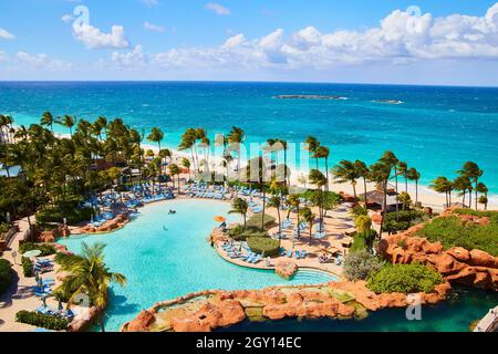 Tropischer Urlaub mit Pools und Palmen Stockfoto
