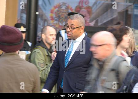 Manchester, Großbritannien, 6. Oktober 2021. Der clever Abgeordnete James und seine Frau Susannah machen sich am Ende der Konferenz der Konservativen Partei in Manchester, Großbritannien, durch die Demonstranten auf. James Cleverly ist konservativer Abgeordneter von Braintree und ist Staatsminister (Büro für auswärtige Angelegenheiten, Commonwealth und Entwicklung). Die Konferenz findet vom 3. Oktober bis 6. Oktober 2021 im Manchester Central Convention Complex statt. Quelle: Terry Waller/Alamy Live News Stockfoto