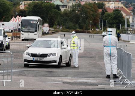 Prag, Tschechische Republik. Oktober 2021. Ein Wahlausschussmitglied mit persönlicher Schutzausrüstung (PPE) spricht mit einem Wähler im Wahllokal Drive-in.tschechische Wähler, die sich aufgrund der Covid-19-Krankheit in Quarantäne befinden, können in Wahllokalen Drive-in im Voraus abstimmen. Die Parlamentswahlen in der Tschechischen Republik finden am 7. Und 8. Oktober 2021 statt. Kredit: SOPA Images Limited/Alamy Live Nachrichten Stockfoto