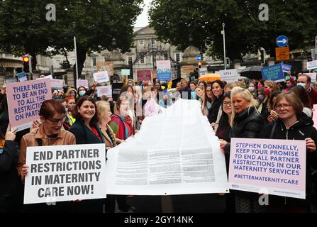 Eine Schriftrolle mit Hunderten von Geschichten über die Erfahrungen von Menschen, die während der Covid 19 schwanger waren und gebären, wird von Politikern und Mitgliedern der Kampagne #BetterMaternityCare während eines marsches im Leinster House, Dublin, gehalten. Forderung nach einem Ende der anhaltenden Beschränkungen in einigen Entbindungskliniken für den Zugang von Geburtspartnern. Bilddatum: Mittwoch, 6. Oktober 2021. Stockfoto