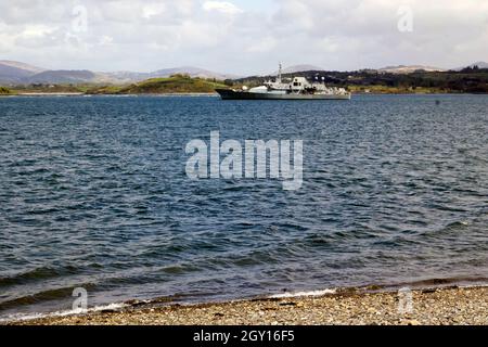 Marineschiff, das in der Bantry Bay entlang einer schmalen Meerenge fährt.County Cork, Irland. Stockfoto