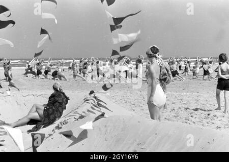 Gymnastik und Sport für alle auf der Nordseeinsel Juist, Deutschland 1930er Jahre. Gymnastik und Sport für alle auf der ostfriesischen Insel Juist, Deutschland 1930. Stockfoto