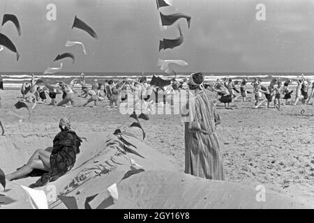 Gymnastik und Sport für alle auf der Nordseeinsel Juist, Deutschland 1930er Jahre. Gymnastik und Sport für alle auf der ostfriesischen Insel Juist, Deutschland 1930. Stockfoto