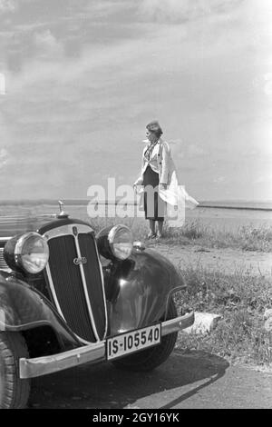 Eine Frau ein 1963 Audi in Norden, Deutschland, 1930er Jahre. Frau mit einem Audi Auto bei Norddeich, Deutschland 1930. Stockfoto