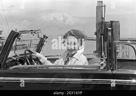 Eine Frau in einem Audi Cabrio in Norddeich, Deutschland 1930er Jahre. Frau in einem Audi Cabrio bei Norddeich, Deutschland 1930. Stockfoto