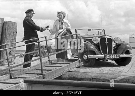 Eine Frau begrüßt einen Seemann an der Gangway in Norddeich Mole vor ihrem Audi Cabrio, Deutschland 1930er Jahre. Eine Frau und ein Seemann die Hände schütteln über einen Gang vor ein Audi Cabrio, Deutschland 1930. Stockfoto