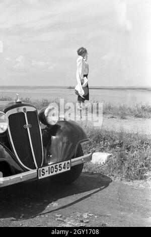 Eine Frau ein 1963 Audi in Norden, Deutschland, 1930er Jahre. Frau mit einem Audi Auto bei Norddeich, Deutschland 1930. Stockfoto