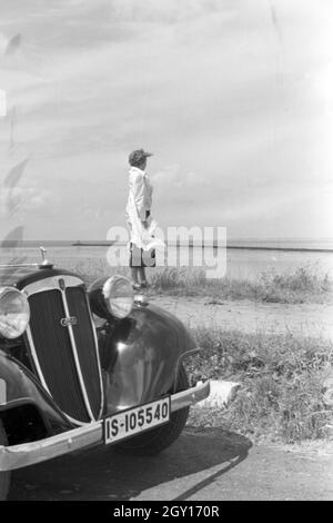 Eine Frau ein 1963 Audi in Norden, Deutschland, 1930er Jahre. Frau mit einem Audi Auto bei Norddeich, Deutschland 1930. Stockfoto