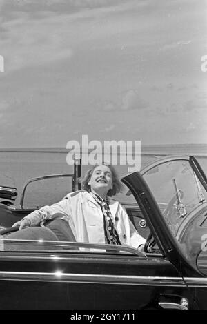 Eine Frau in einem Audi Cabrio in Norddeich, Deutschland 1930er Jahre. Frau in einem Audi Cabrio bei Norddeich, Deutschland 1930. Stockfoto