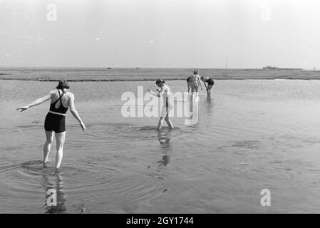 Urlauber am Strand der Nordseeinsel Juist, Deutschland 1930er Jahre. Urlauber am Strand der ostfriesischen Insel Juist, Deutschland 1930. Stockfoto