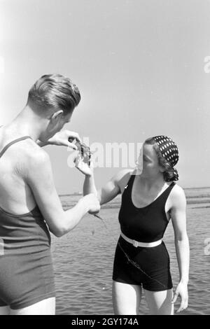 Urlauber am Strand der Nordseeinsel Juist, Deutschland 1930er Jahre. Urlauber am Strand der ostfriesischen Insel Juist, Deutschland 1930. Stockfoto