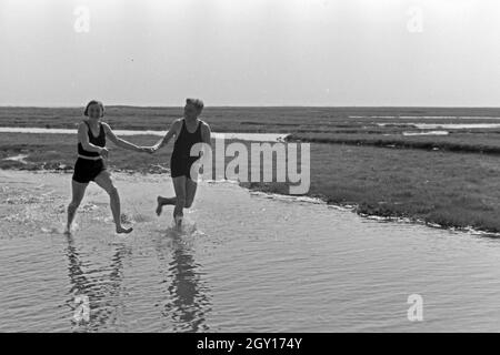 Urlauber am Strand der Nordseeinsel Juist, Deutschland 1930er Jahre. Urlauber am Strand der ostfriesischen Insel Juist, Deutschland 1930. Stockfoto