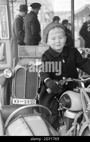 Ein kleiner Junge mit dem Weihnachtsmarkt, Deutsches Reich 30er Jahre. Ein kleiner Junge auf dem Weihnachtsmarkt, Deutschland 1930. Stockfoto