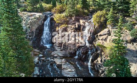 Blick auf die zwei Wasserfälle, die sich gegen die Felsen aufteilen Stockfoto
