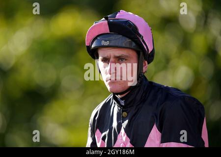 Jockey Adam Kirby auf der Rennbahn von Nottingham. Bilddatum: Mittwoch, 6. Oktober 2021. Stockfoto