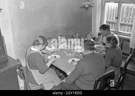 Sterben Knipser Vierlinge beim Mittagessen, Deutschland 1930er Jahre. Quadruplet Mädchen der Knipser ein Mittagessen mit der Familie, Deutschland 1930. Stockfoto