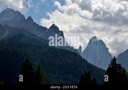Vom Beginn des Val Fiscalina Blick auf einen Teil der Croda Rossa di Sexten und im Tal die Croda dei Toni Stockfoto