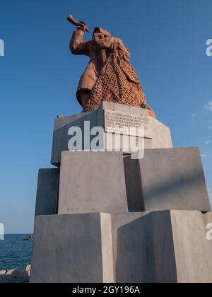 SAN BENEDETTO DEL TRONTO, ITALIEN - 15. AUGUST 2021: Denkmal für den Fischer, der im Hafen von San Benedetto del Tronto Trompete spielt - Ascoli pice Stockfoto