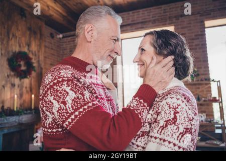 Fotoportrait Älteres Paar verbringt an Weihnachten Zeit zusammen in warmen Pullovern Stockfoto