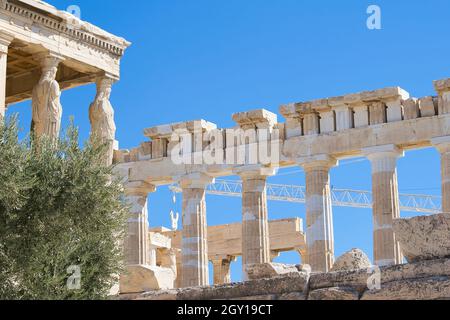 Die Karyatiden vom Erechtheion schauen auf den Parthenon. Akropolis, Griechenland, das ultimative Reiseziel Stockfoto