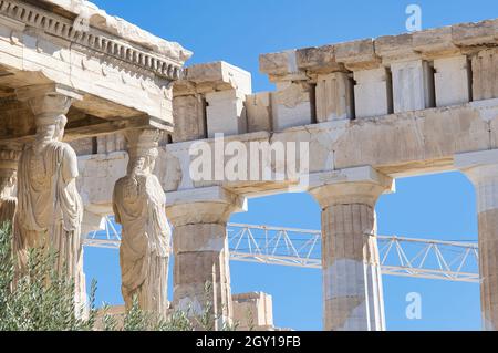 Die Karyatiden vom Erechtheion schauen auf den Parthenon. Akropolis, Griechenland, das ultimative Reiseziel Stockfoto