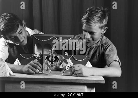 Fremdsprachenunterricht an der von Adolf Reichwein geleiteten Landschule in Tiefensee, Deutschland 1930er Jahre. Unterricht im ländlichen Schule in Tiefensee von Adolf Reichwein, Deutschland 1930. Stockfoto