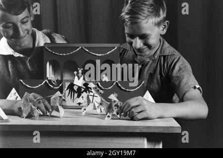 Fremdsprachenunterricht an der von Adolf Reichwein geleiteten Landschule in Tiefensee, Deutschland 1930er Jahre. Unterricht im ländlichen Schule in Tiefensee von Adolf Reichwein, Deutschland 1930. Stockfoto