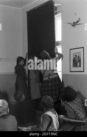 Fremdsprachenunterricht an der von Adolf Reichwein geleiteten Landschule in Tiefensee, Deutschland 1930er Jahre. Unterricht im ländlichen Schule in Tiefensee von Adolf Reichwein, Deutschland 1930. Stockfoto