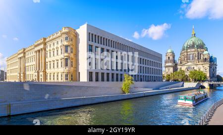 Das rekonstruierte berliner Schloss und der berliner Dom Stockfoto