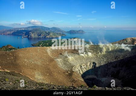 Äolischen Inseln, Sizilien, Italien. Insel Vulcano, enthält es mehrere vulkanische Caldera, darunter einer der vier aktiven Vulkane in Italien, die nicht U-Boot sind. Das Wort „Vulkan“ und sein Äquivalent in mehreren europäischen Sprachen leitet sich vom Namen dieser Insel ab, der wiederum von Vulcan, dem römischen gott des Feuers, stammt. Die Römer nutzten die Insel hauptsächlich für Rohstoffe, Holzernte und den Abbau von Alaun und Schwefel. Das letzte aktive Zentrum ist der Gran Cratere an der Spitze des Fossa-Kegels, der Kegel, der in der Lentia Caldera in der Mitte der Insel gewachsen ist, und hat bei le Stockfoto