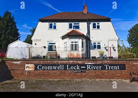 Schleusenwärterhütte in Cromwell Lock am Fluss Trent in der Nähe von Newark in Nottinghamshire, England, Großbritannien Stockfoto