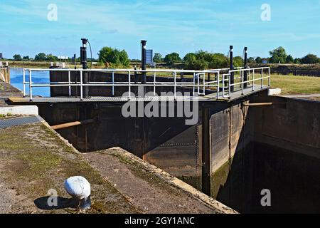 Schleuse Tore bei Cromwell Lock on the River Trent near Newark in Nottinghamshire, England, Großbritannien Stockfoto