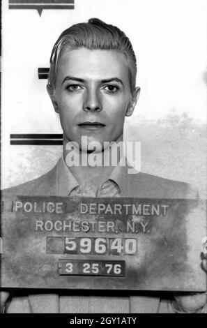 1976, 25. märz, Rochester, New York, USA: Der gefeierte britische Rockstar und Schauspieler DAVID BOWIE (1947 - 2016) in Polizeidezernats Mugshots. - MUG SHOT - MUG-SHOT - GESCHICHTE - FOTO STORICHE - MUSIK - MUSICA - CANTANTE - COMPOSITORE - KOMPONIST - ROCKSTAR - ARRESTO - ARRESTATION - ARRESTATO DALLA POLIZIA - FOTO SEGNALETICA - REBEL - RIBELLE - GESCHICHTE - FOTO STORICHE - PORTRAIT - RITRATTO --- ARCHIVIO GBB Stockfoto