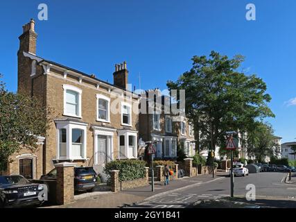 Elegante viktorianische Häuser an der Belveder Road in Crystal Palace, Süd-London, Großbritannien. Zeigt Parkplätze abseits der Straße. Stockfoto