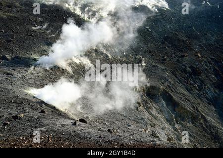 Äolischen Inseln, Sizilien, Italien. Insel Vulcano, enthält es mehrere vulkanische Caldera, darunter einer der vier aktiven Vulkane in Italien, die nicht U-Boot sind. Das Wort „Vulkan“ und sein Äquivalent in mehreren europäischen Sprachen leitet sich vom Namen dieser Insel ab, der wiederum von Vulcan, dem römischen gott des Feuers, stammt. Die Römer nutzten die Insel hauptsächlich für Rohstoffe, Holzernte und den Abbau von Alaun und Schwefel. Das letzte aktive Zentrum ist der Gran Cratere an der Spitze des Fossa-Kegels, der Kegel, der in der Lentia Caldera in der Mitte der Insel gewachsen ist, und hat bei le Stockfoto