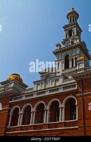 Griechisch-römische Architektur mit weißen Steingebäuden und goldenen Rotunde und roten Backsteingebäuden in Toledo Stockfoto