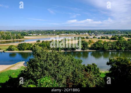 Frankreich, Saint-Florent-le-Vieil, 12.09.2021: Blick auf zwei Flussarme der Loire vom kleinen Ort Saint-Florent-le-Vieil in der französischen Gemeinde Stockfoto