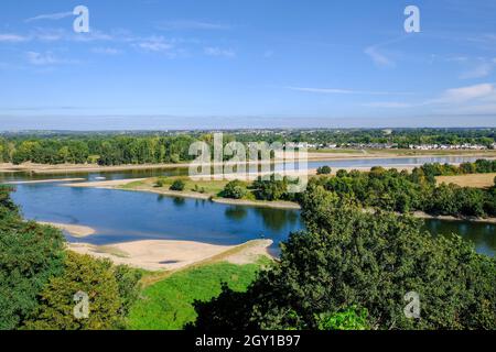 Frankreich, Saint-Florent-le-Vieil, 12.09.2021: Blick auf zwei Flussarme der Loire vom kleinen Ort Saint-Florent-le-Vieil in der französischen Gemeinde Stockfoto
