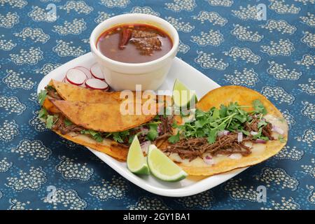 Hausgemachte Beef Birria Tacos, mexikanische Küche Stockfoto