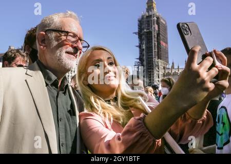 Frau macht Selfie mit Jeremy Corbyn, dem Abgeordneten der britischen Labour Party und ehemaligen Labour-Führerin bei Protest, London, Großbritannien Stockfoto