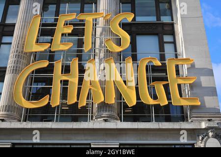 ‘Let’s Change the Way We Shop’ Schild vor dem Selfridges Flagship Store in der Oxford Street, London, England Stockfoto