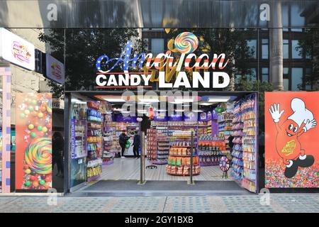 American Candy Land Süßwarenladen, Menschen und Ladenaussen in der Oxford Street, London, England Stockfoto