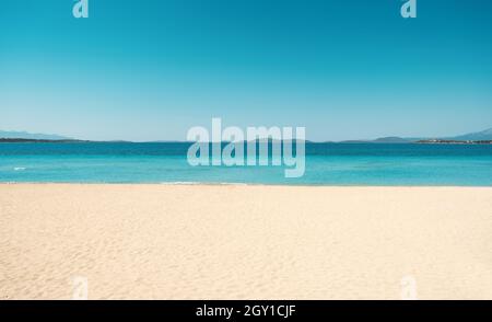 Leerer Ilıca Strand Hintergrund bei Cesme Izmir Türkei Stockfoto