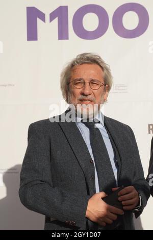 Potsdam, Deutschland. Oktober 2021. Can Dündar, Journalist, kommt zum M100 Media Award im Palasttheater des Neuen Palais. Quelle: Jörg Carstensen/dpa/Alamy Live News Stockfoto