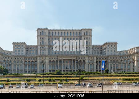 BUKAREST, RUMÄNIEN - 16. AUGUST 2021: Der Palast des Parlaments im Zentrum der Stadt Bukarest, Rumänien Stockfoto