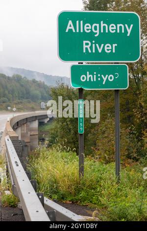Salamanca, New York - Straßenschilder in der Seneca Nation sind zweisprachig, in Englisch und der Seneca-Sprache. Stockfoto